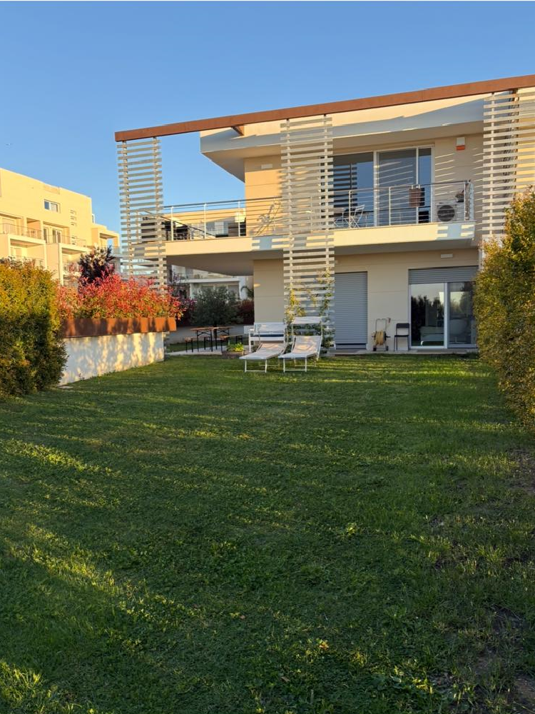 Fronte laguna Splendida porzione di villa bifamiliare con vista laguna